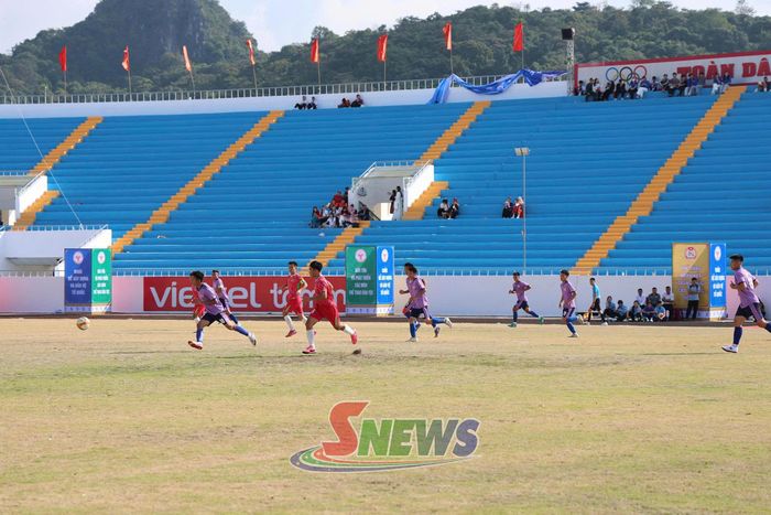 Trận đấu giữa 2 đội Công an tỉnh - Bộ CHQS tỉnh
