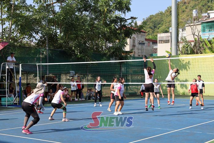 Trận đấu giữa đội phường Chiềng Sinh và phường Tô Hiệu ở nội dung bóng chuyền nữ.