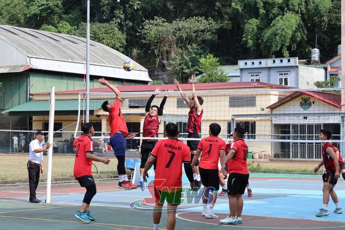 Pha tranh chấp trên lưới giữa hai đội ở nội dung bóng chuyền nam.