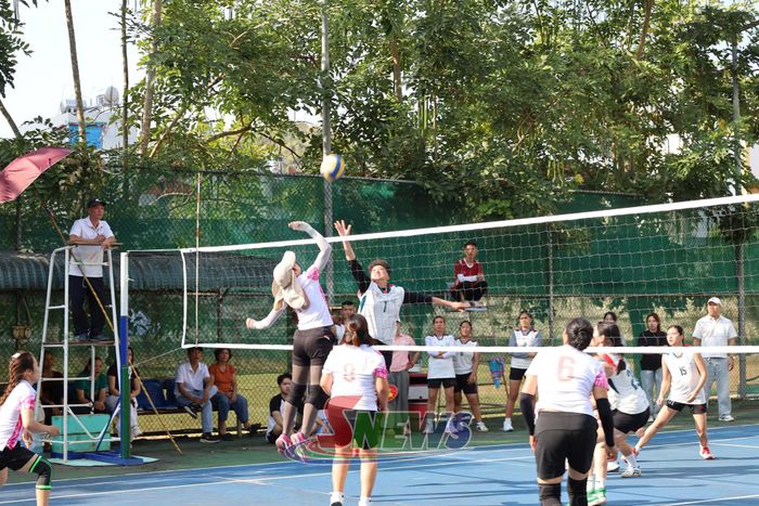 Một pha bóng đẹp trong trận đấu bóng chuyền nữ.