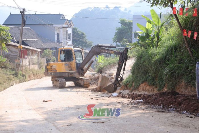 Đường giao thông xã Nậm Lầu được sửa chữa, nâng cấp.