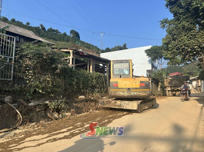 Đường giao thông xã Nậm Lầu đang được sửa chữa, nâng cấp.