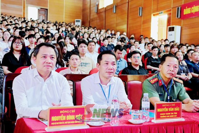 Các đại biểu tham dự khai mạc kỳ thi.