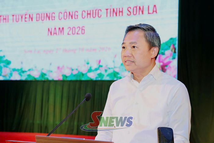 Đồng chí Nguyễn Đình Việt, Phó Bí thư Tỉnh ủy, Chủ tịch UBND tỉnh, phát biểu tại lễ khai mạc.