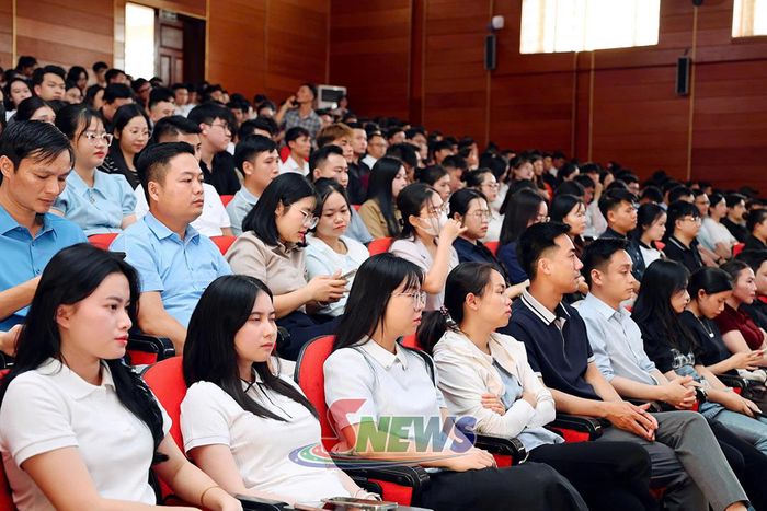 Các thí sinh tham dự khai mạc.
