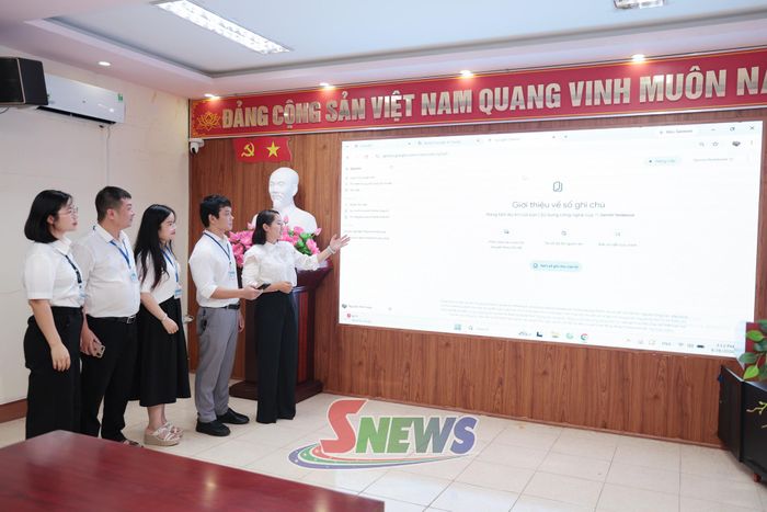 Lãnh đạo Trung tâm Xúc tiến đầu tư, thương mại và du lịch hướng dẫn công chức, viên chức sử dụng AI trong giải quyết công việc. Ảnh: PV