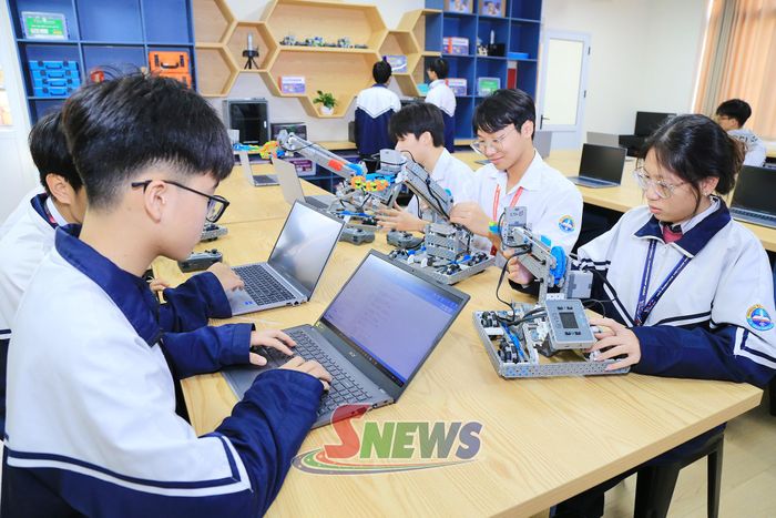 Học sinh Trường THPT Chuyên Sơn La sử dụng AI hỗ trợ lập trình Robot. Ảnh: PV