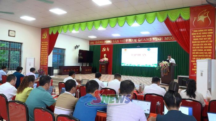 Hội nghị tập huấn ứng dụng AI cho cán bộ xã Chiềng Mai. Ảnh: PV
