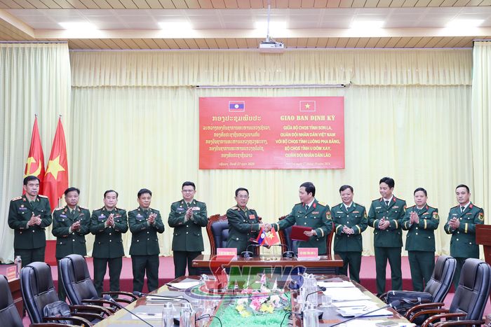Bộ CHQS tỉnh Sơn La ký kết biên bản ghi nhớ với Bộ CHQS tỉnh Luông Pha Băng