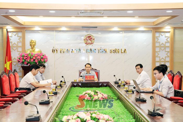Các đại biểu theo dõi hội nghị tại điểm cầu tỉnh Sơn La.