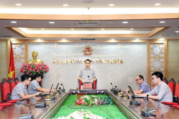 Lãnh đạo Sở Công Thương tỉnh Sơn La tham gia ý kiến tại hội nghị.