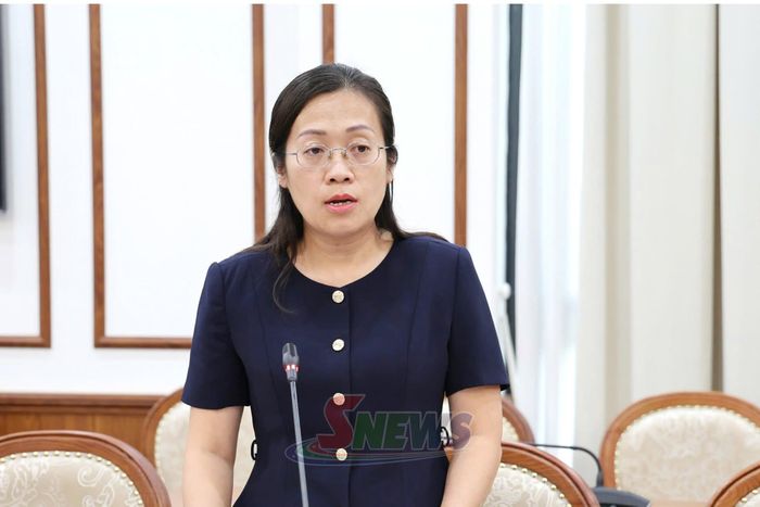 Lãnh đạo Sở Tài chính báo cáo tại cuộc họp.