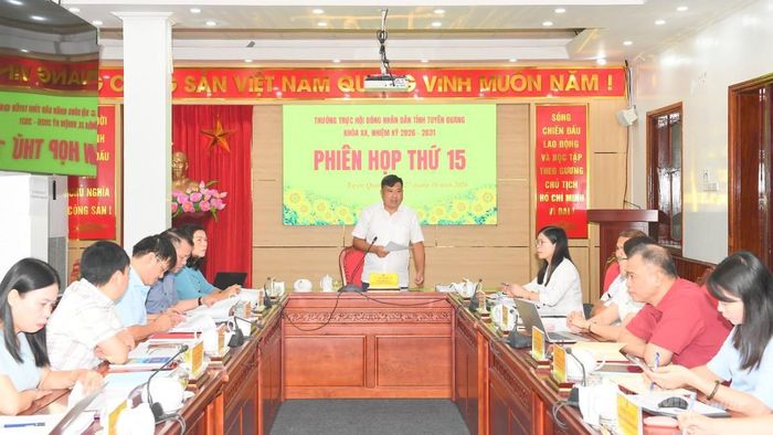 Đồng chí Phó Chủ tịch Thường trực HĐND tỉnh Hầu Minh Lợi chủ trì phiên họp.