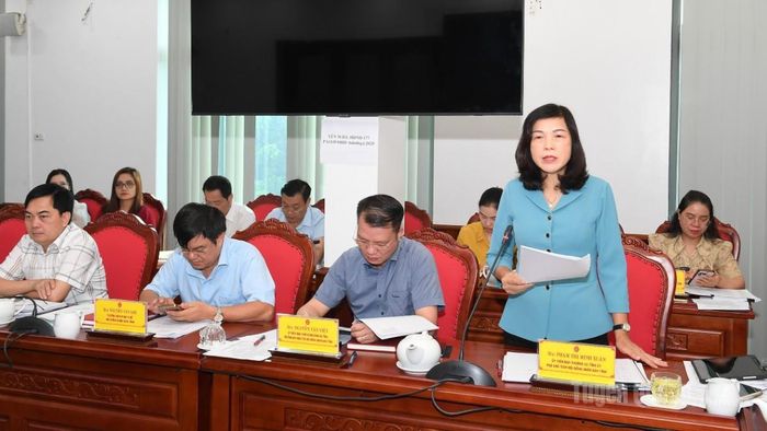 Đồng chí Phó Chủ tịch HĐND tỉnh Phạm Thị Minh Xuân phát biểu tại phiên họp.