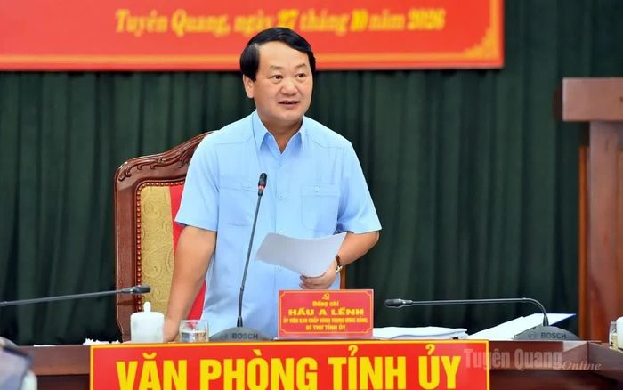 Đồng chí Bí thư Tỉnh ủy Hầu A Lềnh phát biểu kết luận cuộc họp.