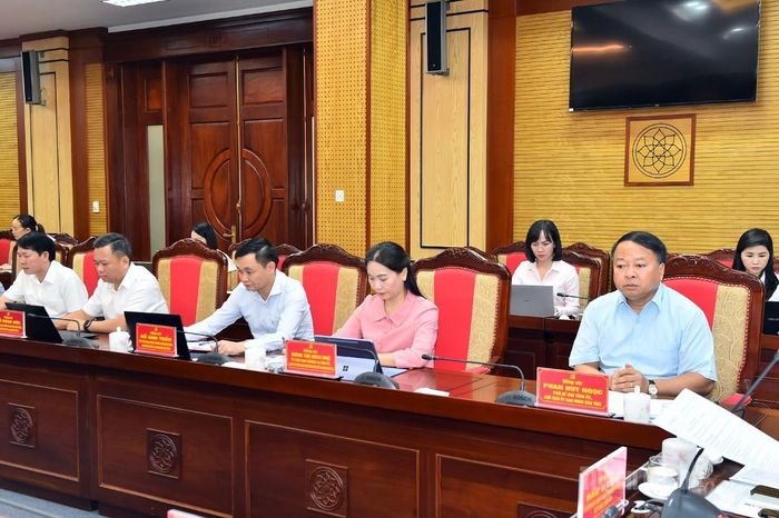Đồng chí Phó Bí thư Tỉnh ủy, Chủ tịch UBND tỉnh Phan Huy Ngọc và các đại biểu dự họp.