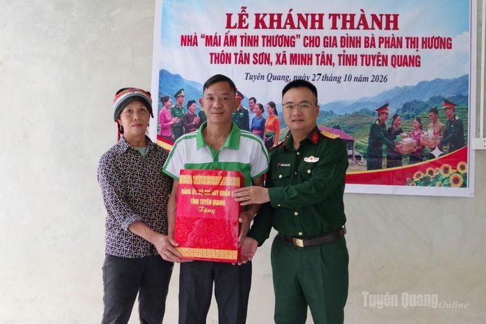 Bàn giao nhà “Mái ấm tình thương” cho gia đình khó khăn tại thôn Tân Sơn, xã Minh Tân.
