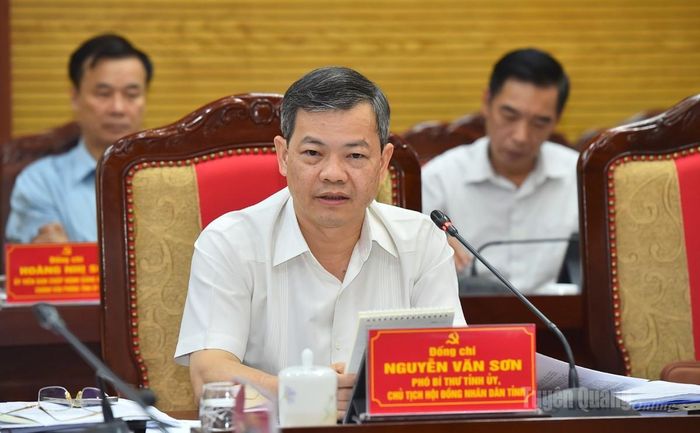 Đồng chí Phó Bí thư Tỉnh ủy, Chủ tịch HĐND tỉnh Nguyễn Văn Sơn phát biểu tại hội nghị.