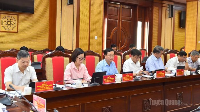 Đồng chí Phó Bí thư Tỉnh ủy, Chủ tịch HĐND tỉnh Nguyễn Văn Sơn và các đại biểu dự hội nghị.