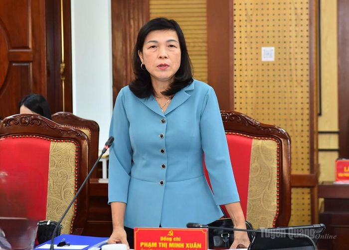 Đồng chí Phạm Thị Minh Xuân, Phó Chủ tịch HĐND tỉnh phát biểu tại hội nghị.