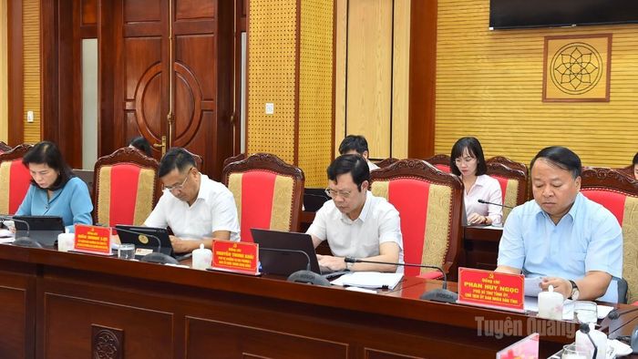 Đồng chí Phó Bí thư Tỉnh ủy, Chủ tịch UBND tỉnh Phan Huy Ngọc và các đại biểu dự hội nghị.