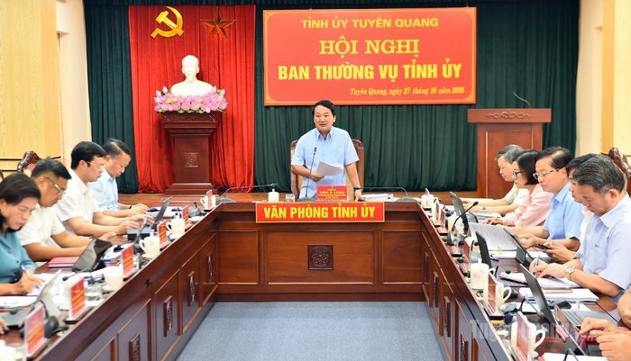 Đồng chí Bí thư Tỉnh ủy Hầu A Lềnh chủ trì hội nghị.