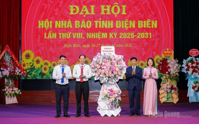 Cụm thi đua Hội Nhà báo các tỉnh miền núi biên giới phía bắc tặng hoa chúc mừng Đại hội.