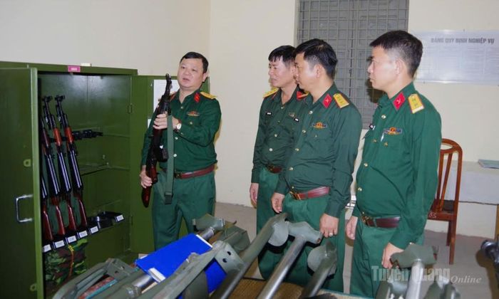 Đoàn công tác kiểm tra công tác quản lý, sử dụng vũ khí trang bị tại Ban CHQS phường An Tường.