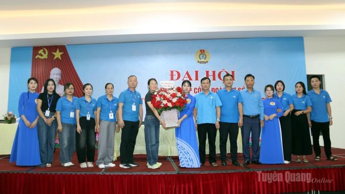 Lãnh đạo Liên đoàn Lao động tỉnh Tuyên Quang tặng hoa, chúc mừng Ban Chấp hành Công đoàn cơ sở Công ty TNHH Victory Sporting Goods Tuyên Quang.