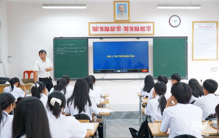Tiết học đầu tiên về AI tại Trường THPT Tức Tranh.
