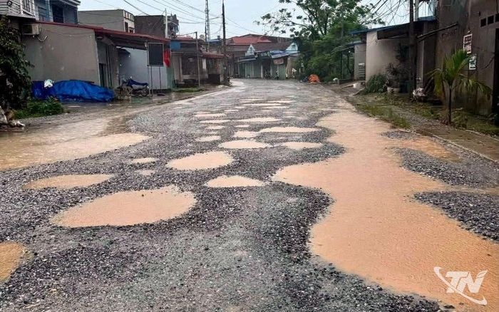 Khi trời mưa, nước đọng tại các hố sâu trên mặt đường khiến người điều khiển phương tiện khó nhận biết những vị trí hư hỏng, làm gia tăng nguy cơ xảy ra tai nạn giao thông.