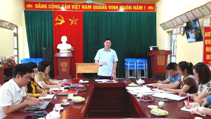 Lãnh đạo Ban Tổ chức Tỉnh ủy Thái Nguyên nắm tình hình thực hiện nghiệp vụ công tác tổ chức sinh hoạt đảng, đảng viên tại Chi bộ Quang Phong, xã Côn Minh.