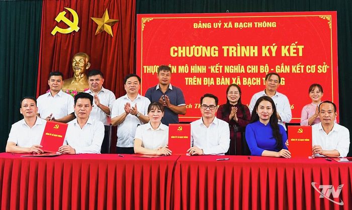 Đảng ủy xã Bạch Thông tổ chức Chương trình ký kết thực hiện mô hình “Kết nghĩa chi bộ - gắn kết cơ sở” nhiệm kỳ 2025-2030 giữa các tổ chức đảng khối cơ quan, đơn vị với các chi bộ thôn trên địa bàn.