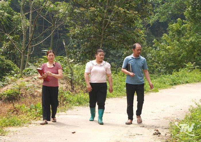 Thành viên trong Chi ủy và Ban Công tác Mặt trận thôn Nà Lồm, xã Phong Quang, nắm tình hình đảm bảo vệ sinh môi trường trên địa bàn thôn. Ảnh: T.C