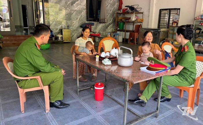 Công an xã Tân Kỳ trực tiếp đến các hộ gia đình tuyên truyền, phổ biến pháp luật về phòng, chống ma túy.