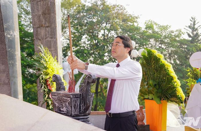 Đồng chí Trịnh Xuân Trường, Ủy viên Trung ương Đảng, Bí thư Tỉnh ủy, dâng hương.