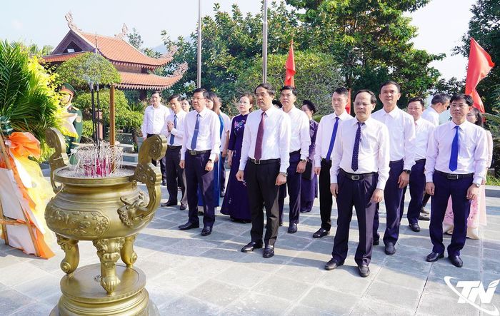 Đoàn đại biểu tỉnh Thái Nguyên dâng hương tưởng niệm Chủ tịch Hồ Chí Minh tại Nhà tưởng niệm Người trên đỉnh đèo De, xã Phú Đình.