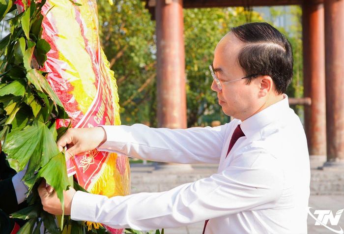 Đồng chí Nguyễn Đăng Bình chỉnh hoa trước khi làm Lễ dâng hoa, dâng hương.