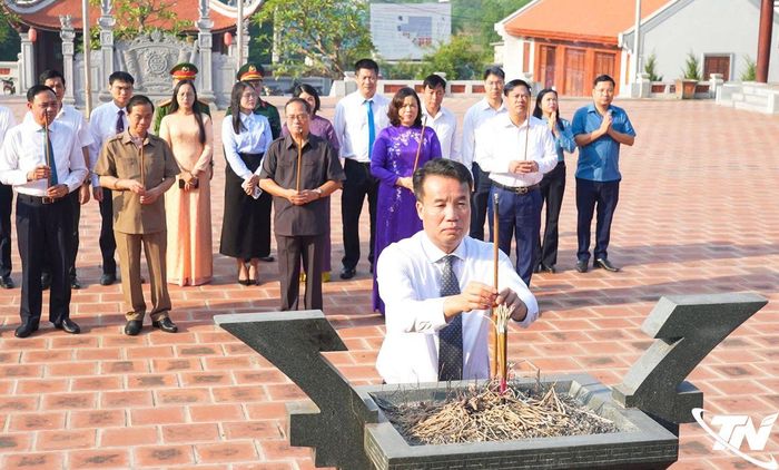 Đồng chí Nguyễn Thế Mạnh, Phó Bí thư Tỉnh ủy, Chủ tịch UBND tỉnh, dâng hương tưởng niệm Đức Hoàng đế Lý Nam Đế.