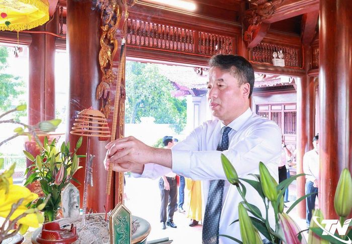 Đồng chí Nguyễn Thế Mạnh dâng hương Đức Hoàng đế Lý Nam Đế.