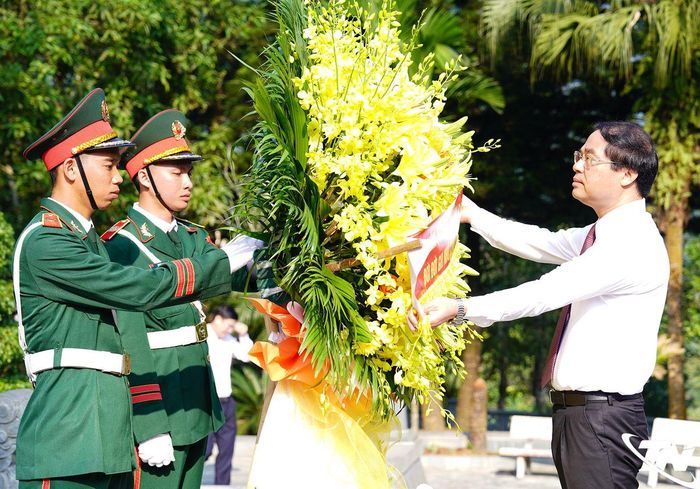 Đồng chí Bí thư Tỉnh ủy Trịnh Xuân Trường chỉnh hoa trước khi dâng hoa, dâng hương. 