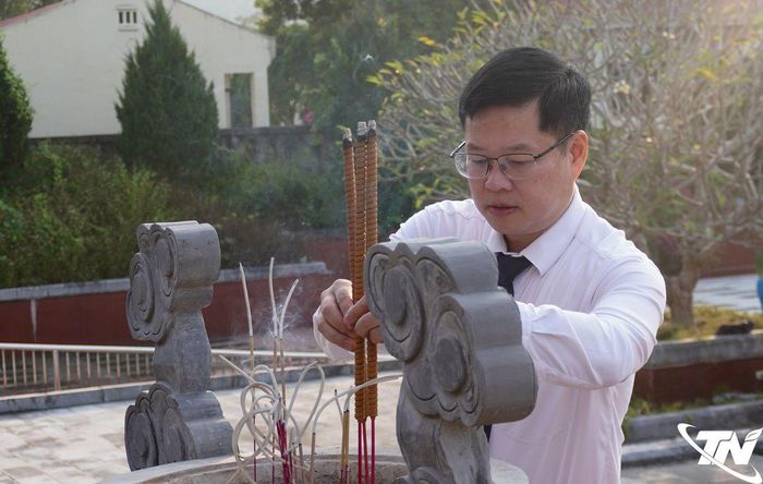 Đồng chí Đinh Quang Tuyên dâng hương tại Nghĩa trang liệt sĩ Bắc Kạn.