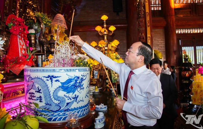 Đồng chí Nguyễn Đăng Bình dâng hương.