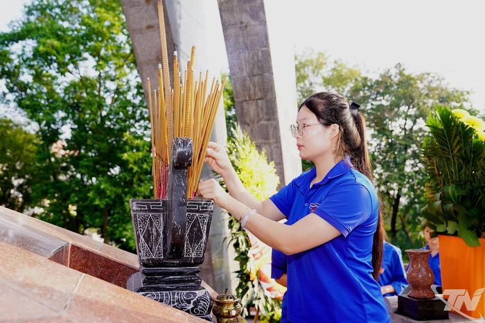 Đoàn viên thanh niên tỉnh Thái Nguyên dâng hương tưởng niệm các Anh hùng liệt sĩ.