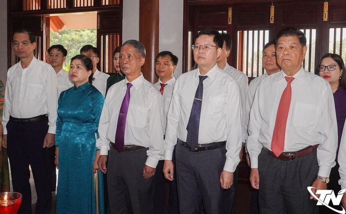 Tại Khu di tích lịch sử Quốc gia Nà Tu, xã Cẩm Giàng, các đại biểu dâng hoa, dâng hương tưởng niệm Chủ tịch Hồ Chí Minh, bày tỏ lòng biết ơn sâu sắc đối với công lao to lớn của Người đối với sự nghiệp cách mạng của Đảng và dân tộc. 