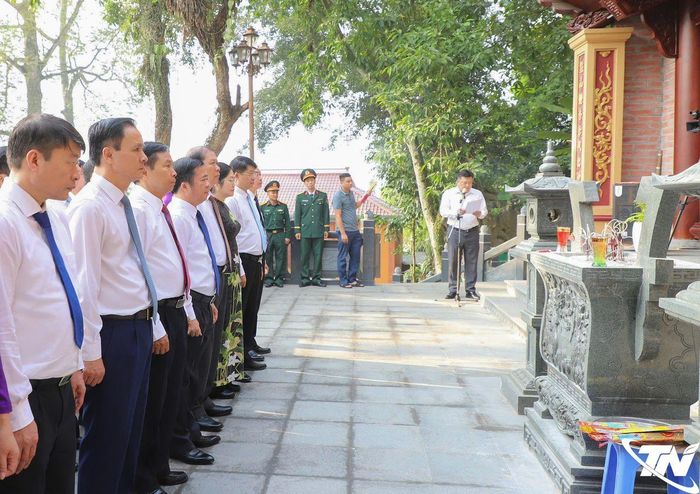 Đại biểu dâng hương tại Di tích lịch sử Quốc gia Đền Đuổm.