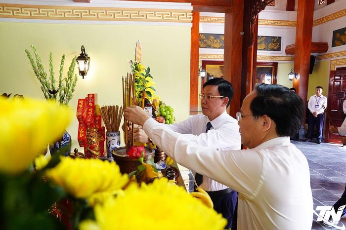 Các đồng chí lãnh đạo tỉnh dâng hương tưởng nhớ Đại tướng Võ Nguyên Giáp tại Di tích lịch sử đồi Pụ Đồn.