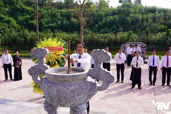 Đồng chí Bí thư Tỉnh ủy Trịnh Xuân Trường dâng hương tưởng nhớ Đại tướng Võ Nguyên Giáp tại Di tích lịch sử đồi Pụ Đồn. 