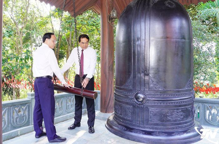 Các đồng chí lãnh đạo tỉnh thỉnh chuông.