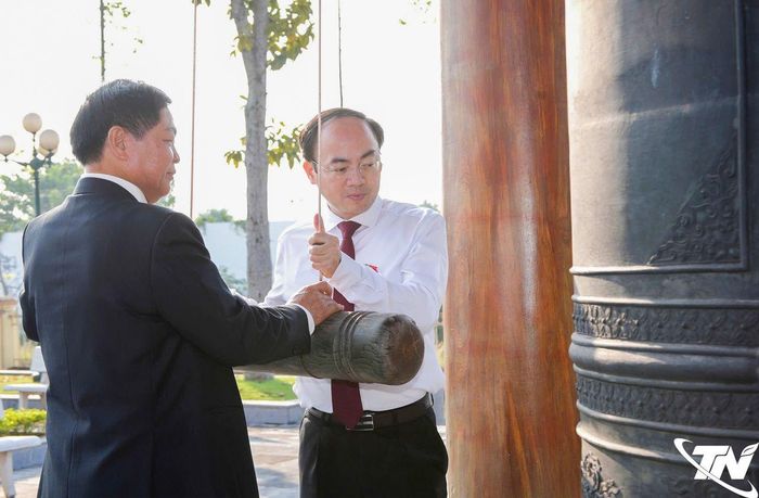Đồng chí Nguyễn Đăng Bình và đồng chí Phạm Xuân Đương, nguyên Bí thư Tỉnh ủy Thái Nguyên, thỉnh chuông.